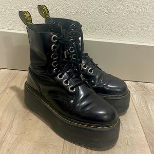 Dr. martens size 7 women’s in good condition Lite scuffing